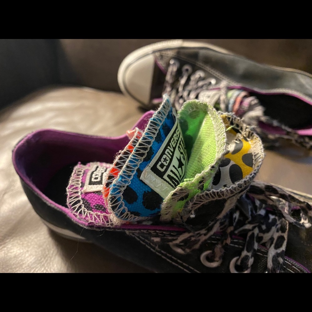 Multi tongue converse.